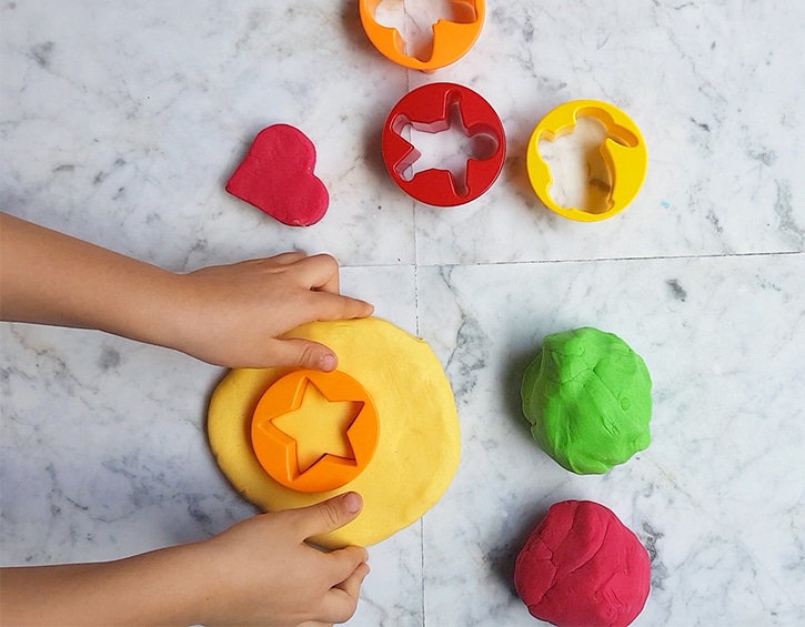ACTIVITIES WITH PLAYDOUGH FOR PRESCHOOLERS // WAYS TO USE PLAY-DOH
