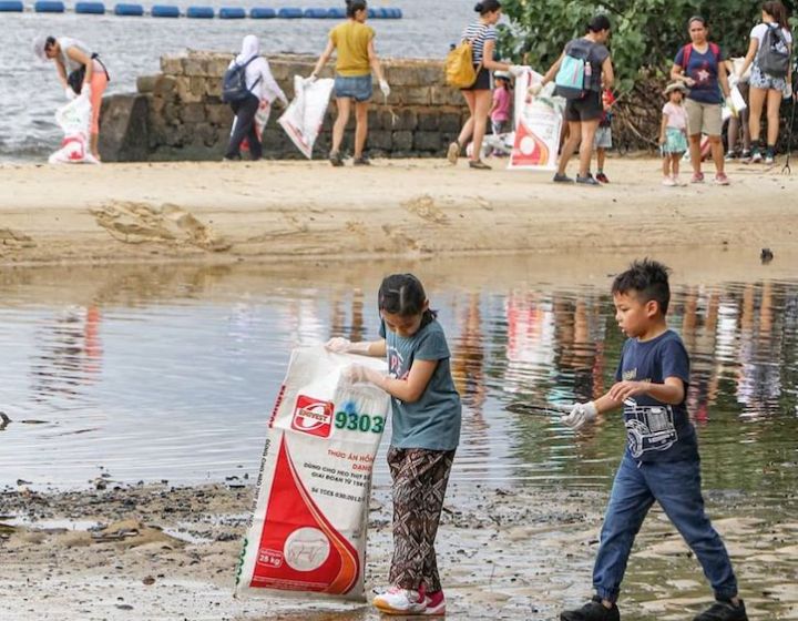 Things to do in Singapore - kids activities - Beach clean-up