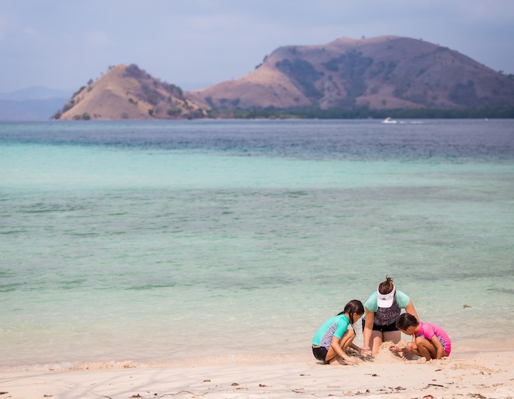 labuan bajo Waecicu Beach